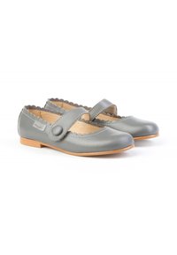 Zapatos Mary Jane de cuero gris con bordes ondulados, punta redonda y una correa con un acento de botón circular. Suela de color natural.