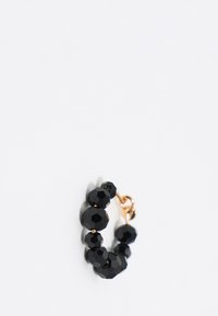 Boucles d'oreilles créoles noires avec des perles facettées, un fermoir doré et un design circulaire. Les perles varient en taille et en forme.