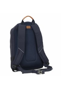 Sac à dos bleu marine avec un panneau arrière en mesh, des bretelles rembourrées et une poignée en cuir sur le dessus. Comprend des accents argentés et des bretelles réglables pour plus de confort.