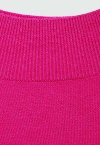 Tissu tricoté côtelé fuchsia avec une finition texturée, présentant un col montant et une transition douce vers une section tricotée plus simple.