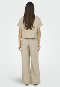 ONLY ONLCARO - Nööpidega pluus - oxford tan
