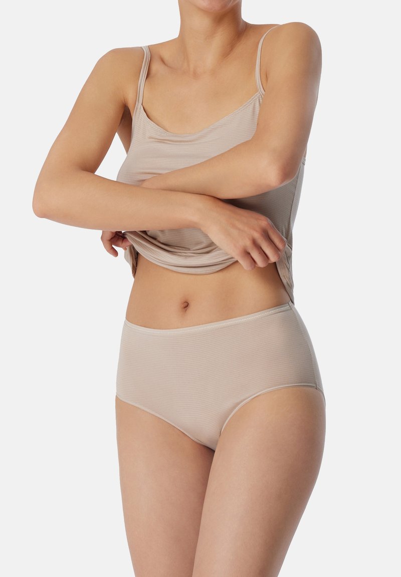 Beige geribbelde tanktop en hoog_launchbox-briefs, gemaakt van zachte stof met een gladde textuur, die een simplistisch ontwerp laat zien.
