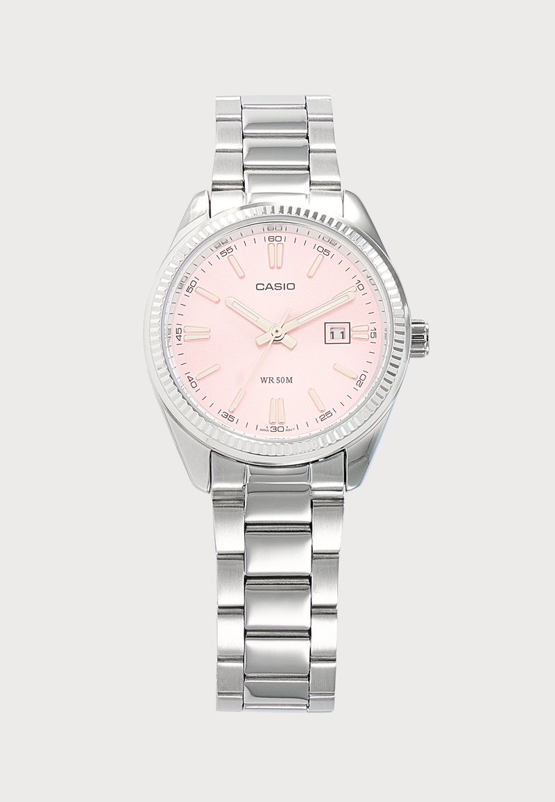 Montre-bracelet Casio en métal argenté avec cadran rose, repères d'heure argentés, trois aiguilles et une fenêtre de date affichant le 11.