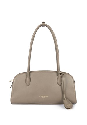 Sac à main Lancaster Paris en cuir taupe avec deux poignées supérieures et une petite étiquette en cuir attachée.