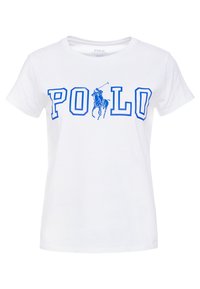 Vit bomullströja med stora blå "POLO"-bokstäver och en blå polo-spelare grafik. Rundad halsringning och korta ärmar.