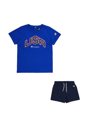 Camiseta de algodón azul con gráfico de "USA" en negro y rojo, y pantalones cortos azul marino con cinturilla elástica y logo de Champion en el costado.