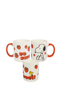 Set aus drei Keramiktassen mit orangen Griffen. Zwei Tassen zeigen Erdbeeren und den Text "so süß!"; eine zeigt Illustrationen von Snoopy und Woodstock.