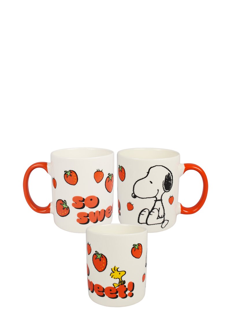 Set aus drei Keramiktassen mit orangen Griffen. Zwei Tassen zeigen Erdbeeren und den Text "so süß!"; eine zeigt Illustrationen von Snoopy und Woodstock.