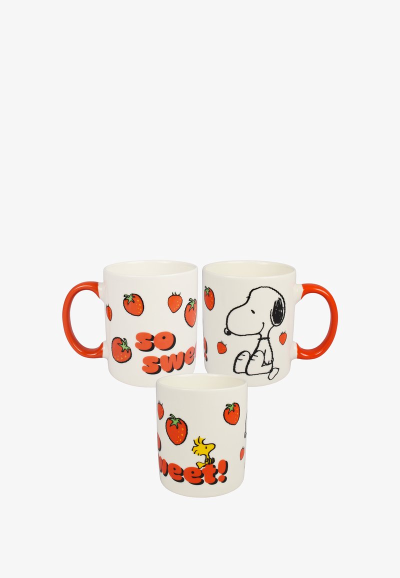 Set aus drei Keramiktassen mit orangen Griffen. Zwei Tassen zeigen Erdbeeren und den Text "so süß!"; eine zeigt Illustrationen von Snoopy und Woodstock.