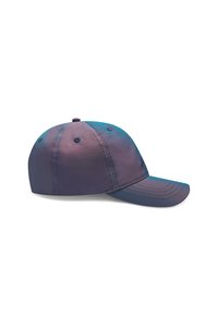 Baseballcaps i en gradient av lilla og blå nyanser, laget av glatt stoff. Har en buet skjerm og seks ventilasjonsøyne.