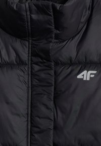 Veste noire matelassée avec col montant et logo réfléchissant "4F" sur le côté droit de la poitrine, montrant la couture centrale et la texture du tissu.