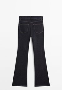Dunkelblaue, ausgestellte Jeans mit hoher Taille. Merkmale sind zwei Taschen auf der Rückseite und kontrastierende Nähte entlang der Nähte.