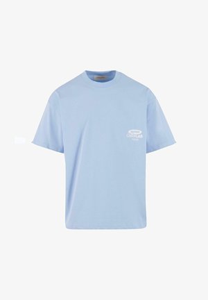 Világoskék pamut póló rövid ujjakkal, kerek nyakkivágással, és egy kis fehér nyomott logóval a bal mellrészen. Sima tapintású.