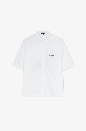 Kurzärmliges weißes Hemd aus Baumwolle mit einem Button-down-Kragen und einem kleinen gestickten Logo auf der linken Brust.