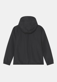 Zwarte lichtgewicht jas met een vaste capuchon, elastische mouwen en een gladde, matte textuur. Heeft een eenvoudig ontwerp en geen zichtbare bevestigingsmiddelen.