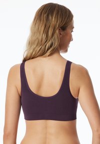 Vijolična bombažna bralette z obliko s plitkim hrbtom. Ima mehak, elastičen material in široke naramnice, kar zagotavlja brezšiven fit.