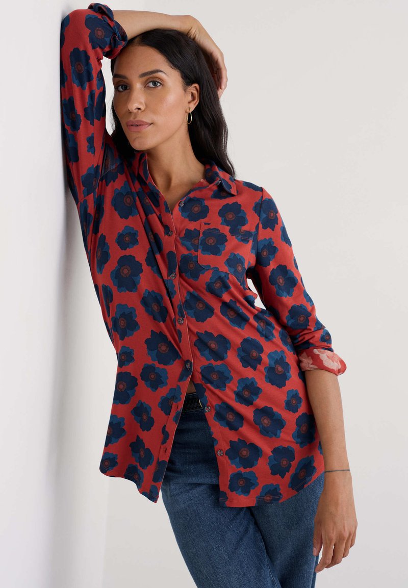 Rotes Blusenshirt mit Blumenmuster in Dunkelblau, weich im Griff, mit langen Ärmeln und einem klassischen Kragen.