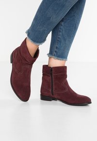 Tamaris Botines bajos - bordeaux