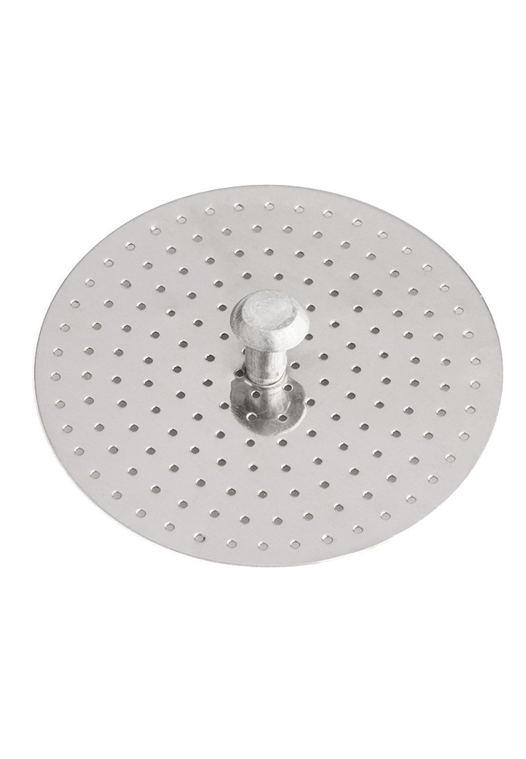 Couvercle de casserole rond en acier inoxydable avec un bouton central et de nombreux petits trous pour la ventilation. Surface lisse avec une finition polie.