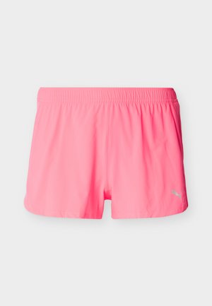 Lyserøde atletikshorts med elastisk taljebånd og lille sølvfarvet Puma-logo på det nederste højre ben.