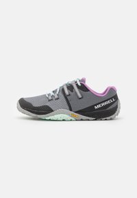 Zapatilla deportiva gris y negra con parte superior de malla, acentos morados, suela de goma y cordones reflectantes. Presenta la marca Vibram en la suela.