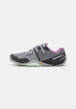 Harmaa ja musta urheilujalkine, jossa on verkkomateriaali, purppurat yksityiskohdat, kumipohja ja heijastavat nauhat. Sisältää Vibram-logon pohjassa.