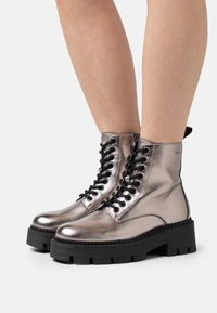 Tamaris Gležnjarji s platformo - pewter