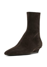 Brauner Wildleder-Stiefelette mit spitz zulaufender Zehenpartie und niedrigem Keilabsatz, zeichnet sich durch klare Linien und minimale Nähte aus.