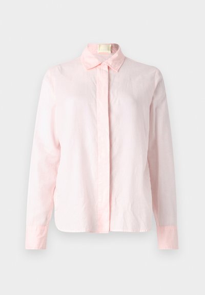 Chemise à manches longues rose clair avec boutons, col, en tissu lisse, dotée d'une patte de boutonnage à l'avant et d'un ourlet droit avec une texture minimale.