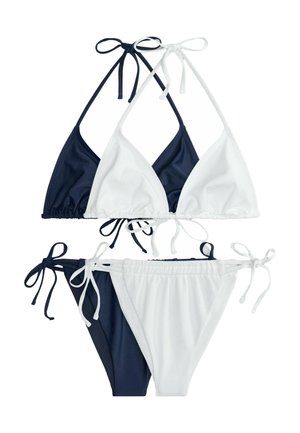 Két háromszög alakú bikini szett, pánt nélküli felsőrésszel és oldalt megkötős alsóval, az egyik tengerészkék, a másik fehér bordázott anyagból.