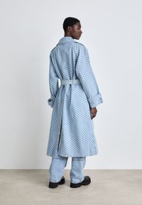 HUGO GARENA - Mantel - light/pastel blue