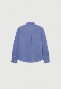 Camisa de manga larga azul claro con cuello, puños abotonados, pliegue en la espalda y una textura de tela suave.