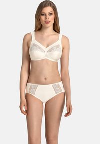 Cremefarbener BH mit floraler Spitze und solidem Stoff, ausgestattet mit breiten Trägern und einem Hakenverschluss. Passender Slip mit Spitzelementen.