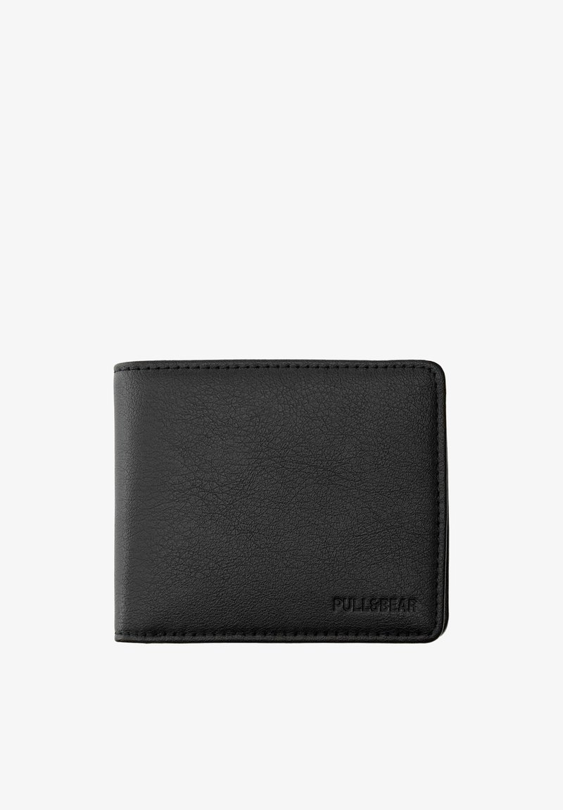 Čierna kožená dvojklopová peňaženka s jemnou textúrou a vyrazeným nápisom "PULL&BEAR" v pravom dolnom rohu.