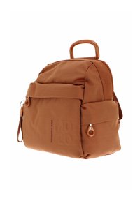 Sac en tissu texturé marron avec un rabat repliable, des accents de zipper et une poignée moulée. Comprend plusieurs compartiments et un imprimé logo distinct.