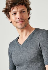 Grijze korte mouwen V-hals T-shirt gemaakt van zachte, gestructureerde stof met een slim fit ontwerp, voorzien van een gladde halslijn en een onversierde oppervlakte.
