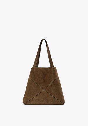 Bolso tote de ante marrón con dos asas para el hombro y detalles de costura diagonal formando una "X" en el panel delantero.