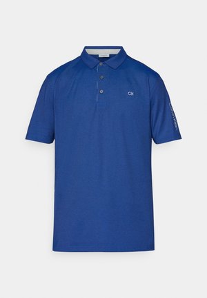Modrá polo košile vyrobená z texturované tkaniny, s límečkem na tři knoflíky, logem na hrudi a textovým detailem na rukávu.