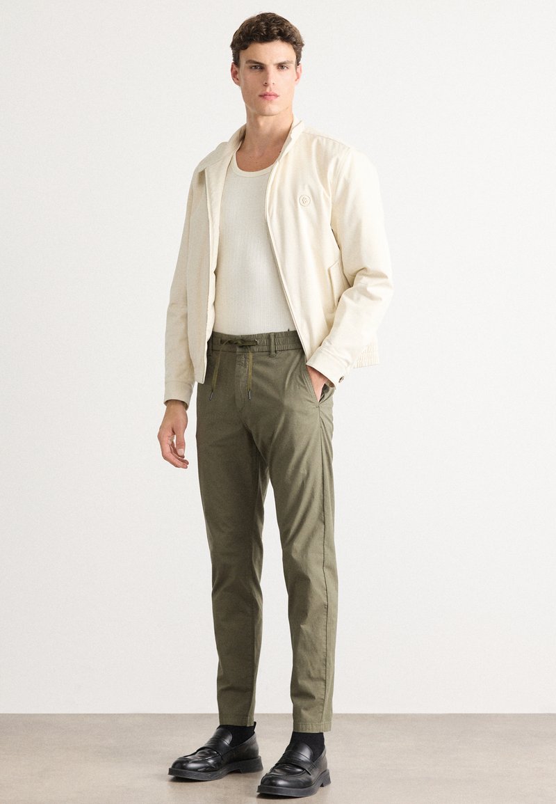 BOSS Chino Tapered, Pantaloni Uomo, Verde (Open Green349), 97% Cotone 3% Elastan, Lavabili - 2