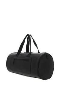 Sac de sport noir en matériau lisse, présentant une forme arrondie, deux poignées de transport et une poche extérieure zippée sur un côté.