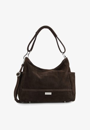 Sac à main en daim marron avec une texture douce, doté d'une large ouverture, d'une bandoulière amovible, de ferrures argentées et d'un logo subtil à l'avant.