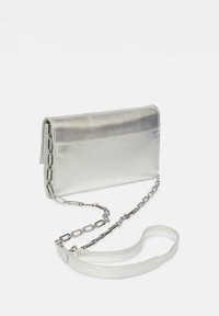 Borsa a tracolla metallica argentata dal design elegante, dotata di una tracolla a catena e una texture liscia. È presente una tasca esterna visibile.