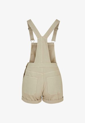 Bézs színű, pamut rövid kantáros nadrág állítható vállpántokkal, két hátsó zsebbel és felhajtott szegélyekkel, fehér háttér előtt, hátulról mutatva.
