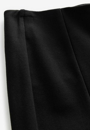 Crni tekstilni materijal s glatkom teksturom, s suptilnim nabranicama duž rubova. Materijal je lagan i fleksibilan.