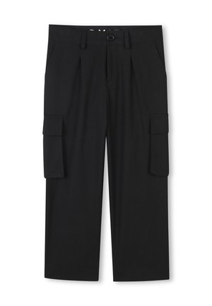 Pantaloni cargo neri con vestibilità ampia, gamba plissettata e due tasche laterali con chiusura a pattina per ulteriore spazio di stoccaggio.