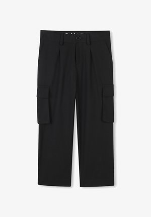 Pantaloni cargo neri con vestibilità ampia, gamba plissettata e due tasche laterali con chiusura a pattina per ulteriore spazio di stoccaggio.