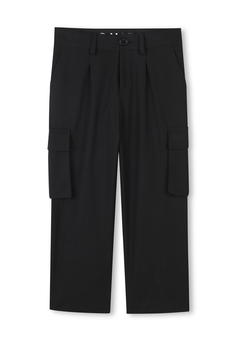 Pantaloni cargo neri con vestibilità ampia, gamba plissettata e due tasche laterali con chiusura a pattina per ulteriore spazio di stoccaggio.