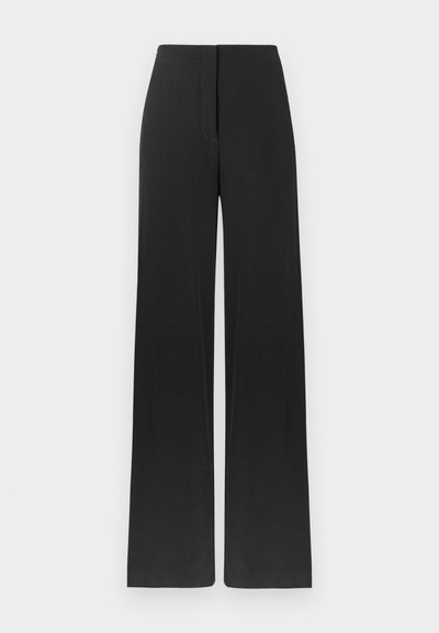 Spodnie o szerokich nogawkach wykonane z gładkiej, czarnej tkaniny. Charakteryzują się wysokim stanem i gładką fakturą oraz czystym, minimalistycznym designem. Brak widocznych zapięć.