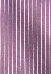 Lila Stoff mit gleichmäßig verteilten vertikalen weißen Streifen, der eine Nahaufnahme der Textur und ein subtilen Wellenmuster zeigt.