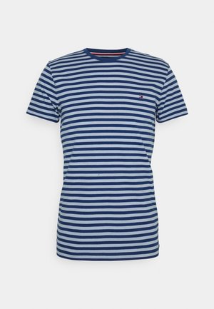 T-shirt a maniche corte a righe blu e azzurro chiaro realizzato in cotone. Presenta un colletto girocollo e un piccolo logo sul petto.